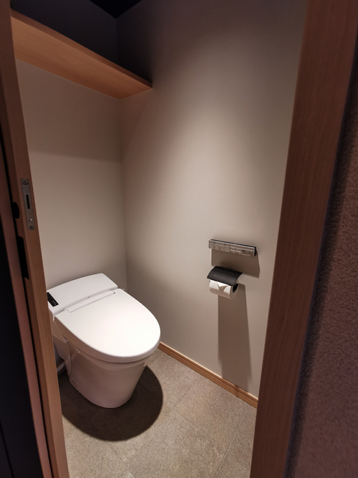 トイレにおすすめの省スペースな棚をご紹介。すっきり見せるコツは？ HAGS (ハグス)