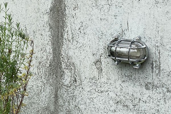 ポーチライト マリンランプ 真鍮長丸型スモール|施工イメージ(銀色)