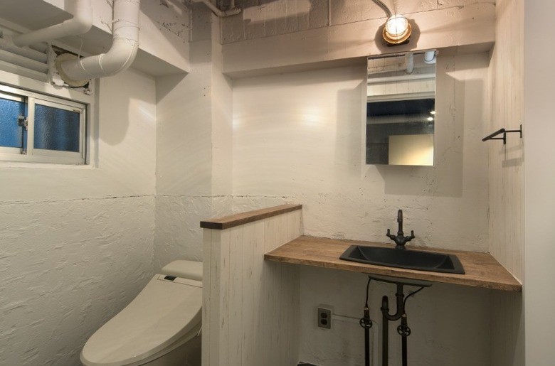 事例 インダストリアルな空間のトイレと洗面台 Hags ハグス リノベアイテム オシャレ建材の通販